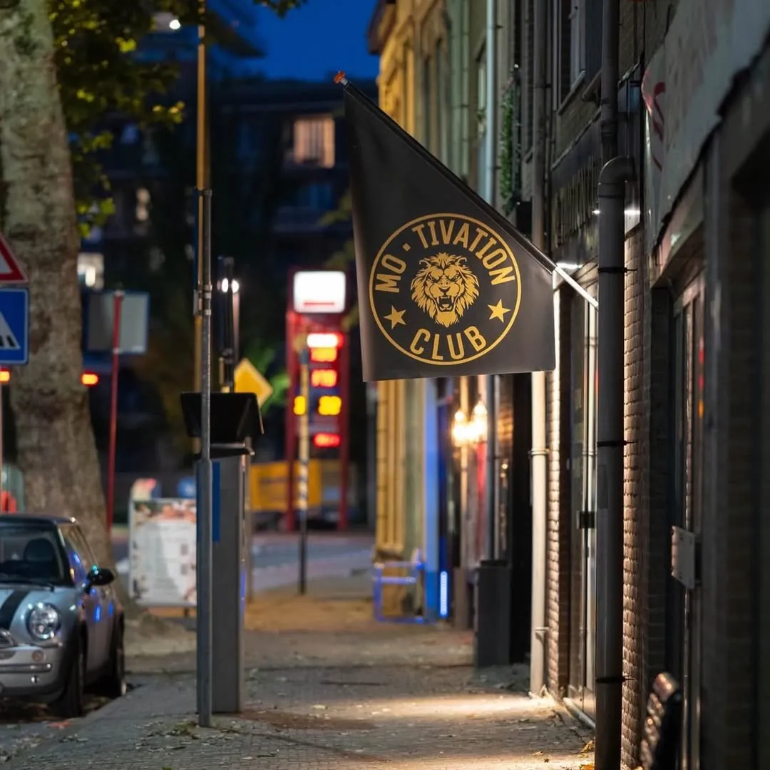 Onder deze vlag komt elke dag een geweldige groep mensen samen. Geen ego’s, wel een hechte community.